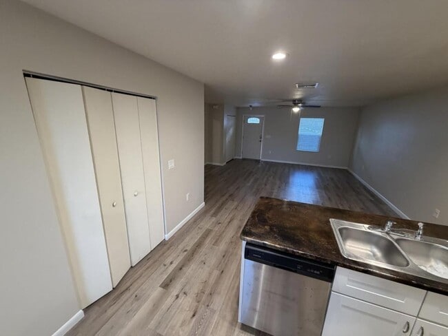 Building Photo - 10433 Chalmer St