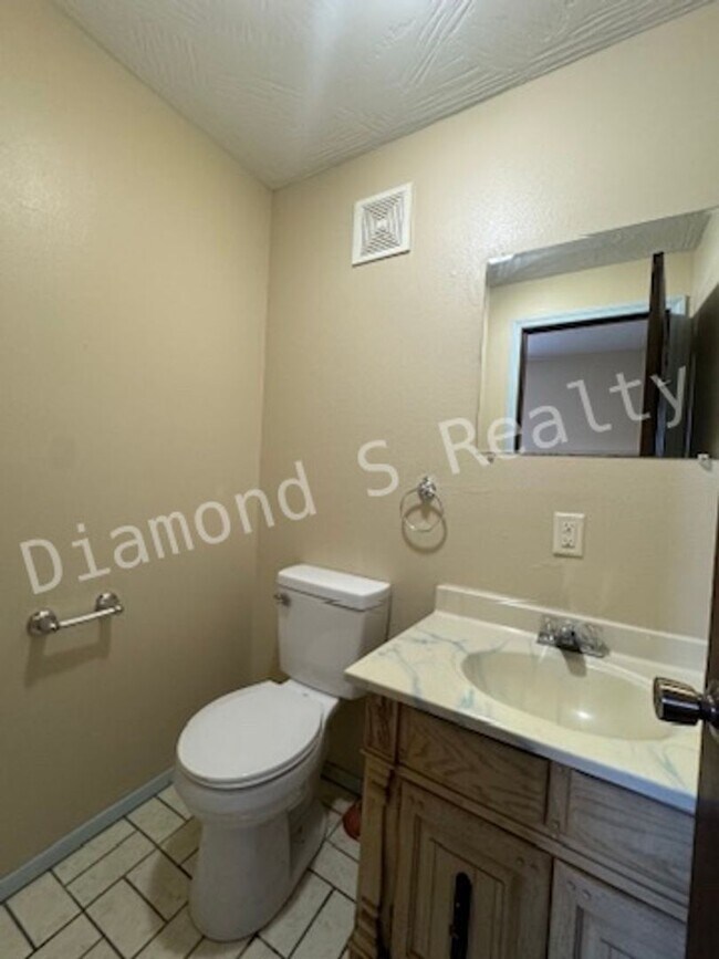 Building Photo - 1204 Flora St