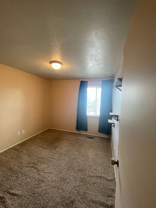 Building Photo - 785 S 200 E