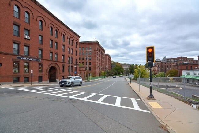 Building Photo - 52R River St