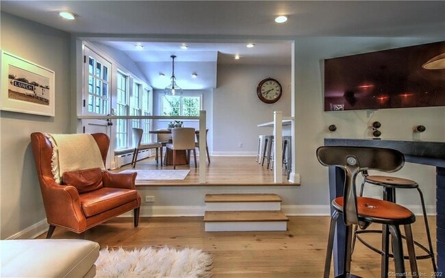 Building Photo - 96 Kings Hwy N