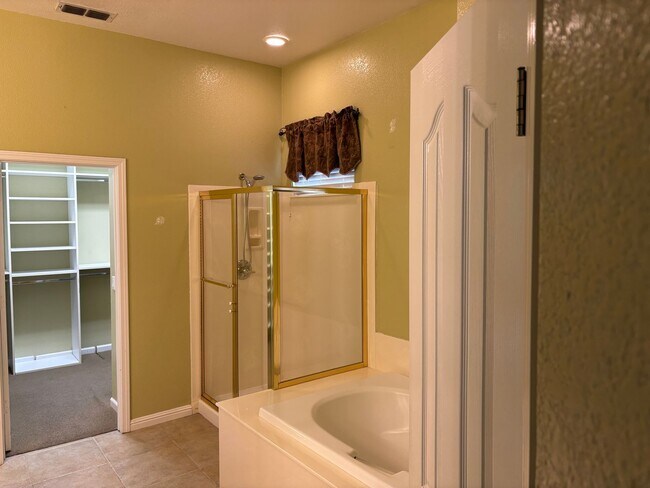 Building Photo - Lakeside Community Beauty