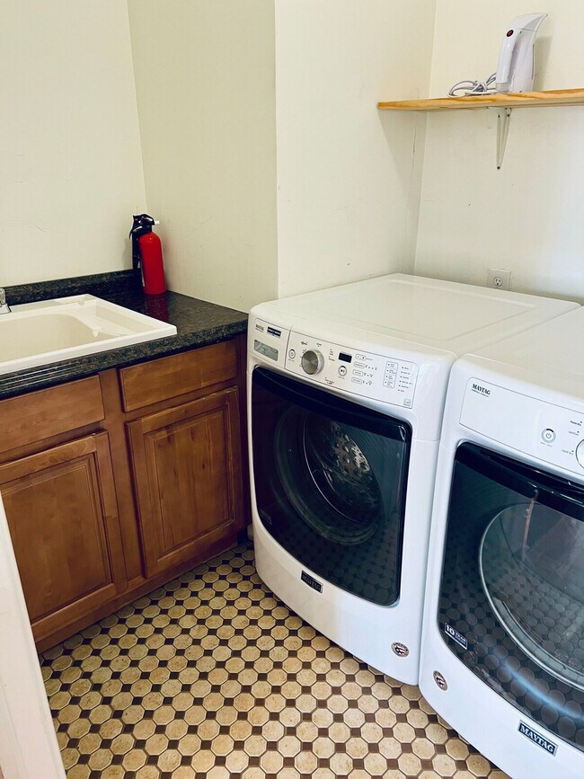 Building Photo - 3209 W Fairview Pl