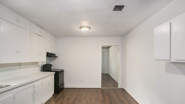 Building Photo - Beautifully Crafted 3 Bed 1 Bath Home in River Oaks!