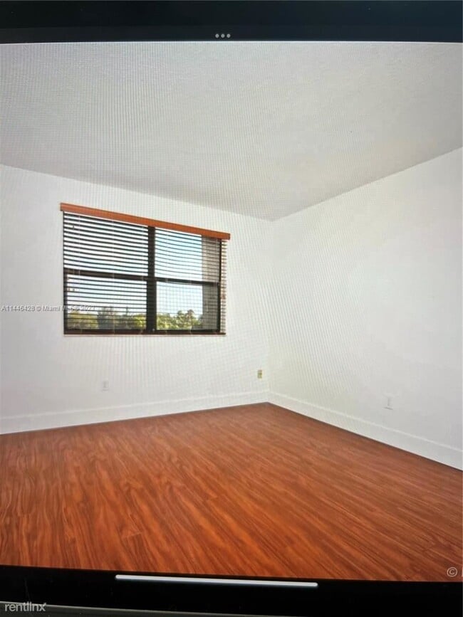 Building Photo - 3 br, 2 bath Condo - 16091 Blatt Blvd Apt 301