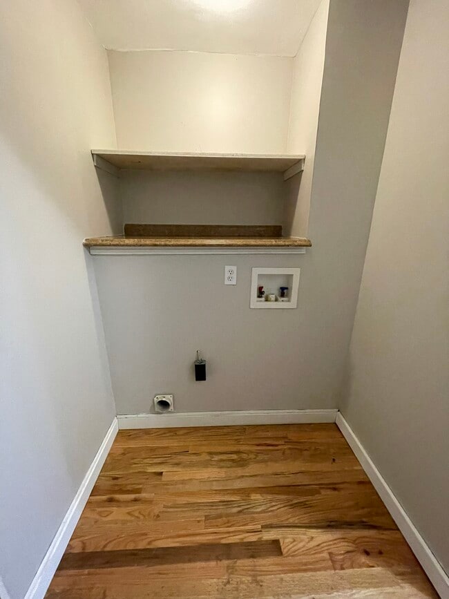 Building Photo - 611 Inglewood Dr