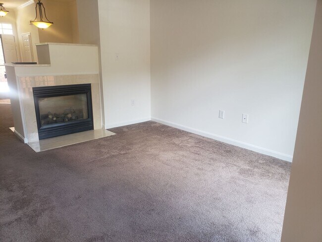 Building Photo - Gorgeous 3 Bedroom 3.5 Bathroom Brick Town...