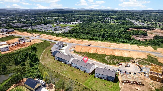Building Photo - 5044 Highwood Dr