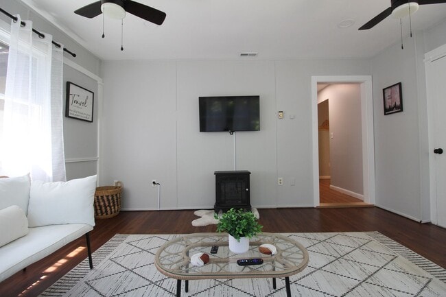 Building Photo - Bright & Spacious 2-Bedroom Home in Massanutten