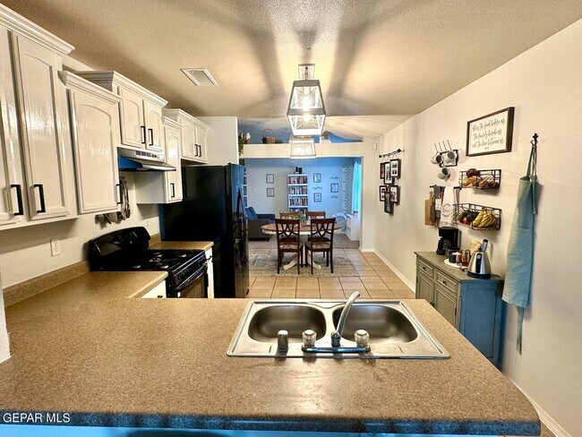 Building Photo - 10041 Paloma Dr