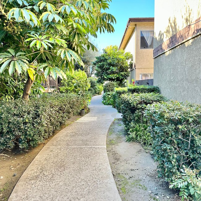 Building Photo - 2-bedroom 2 bath Condo in Van Nuys