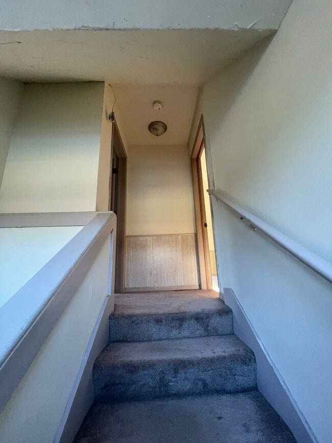 Building Photo - 194 E 14th Ave