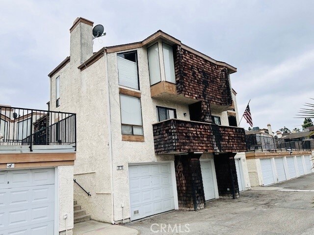 Building Photo - 950 W Lambert Road Unit 8