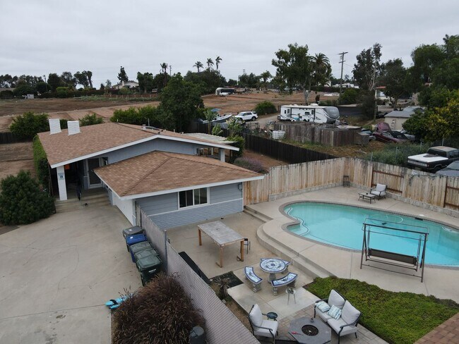 Building Photo - RURAL CHARM ON TOP OF THE HILLS IN VISTA