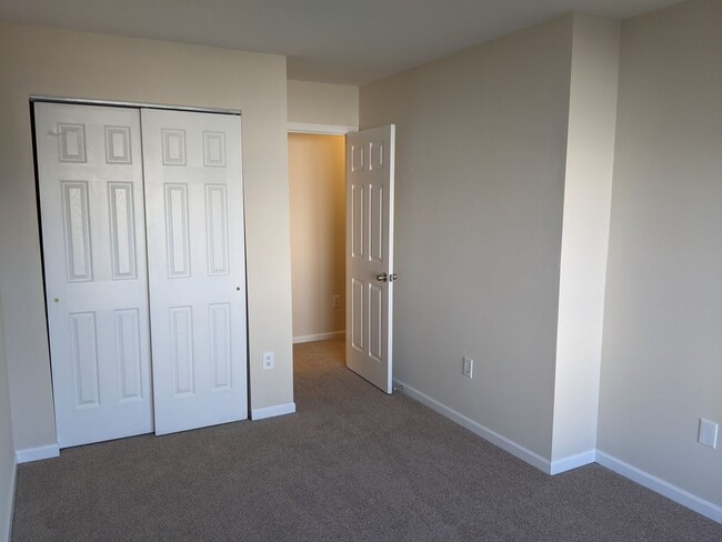 Building Photo - Recently renovated townhome in Ballenger C...