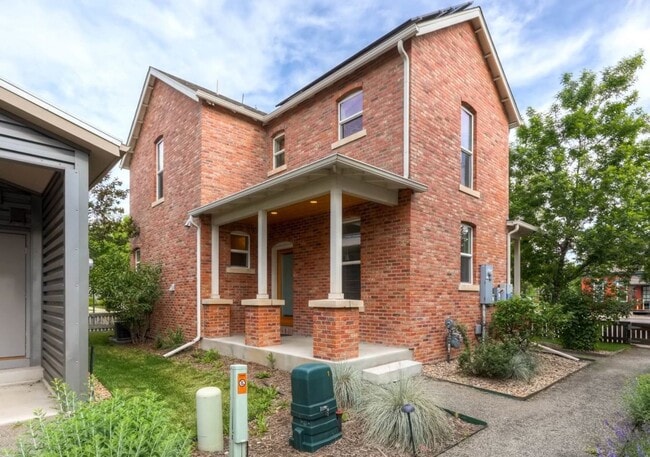 Building Photo - 1 bed 1.5 bath Stand Alone Townhome. Rent Discount - $2,750 Rent to July 31 2026. $2,995 Rent Sta...