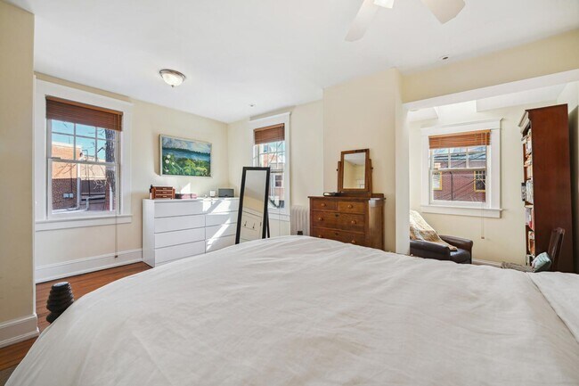 Building Photo - End of Row Georgetown Rowhome!