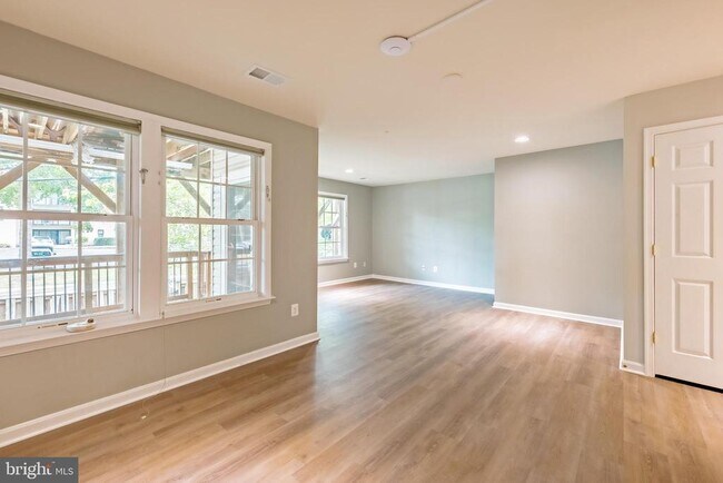 Building Photo - 3385 Beechcliff Dr