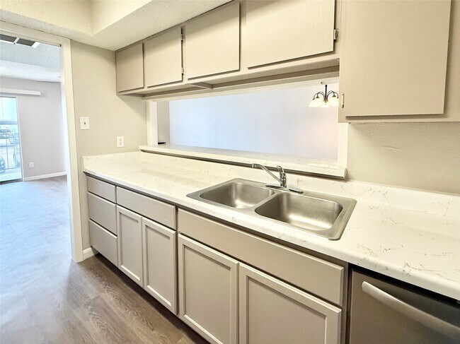 Building Photo - 2816 S Bartell Dr