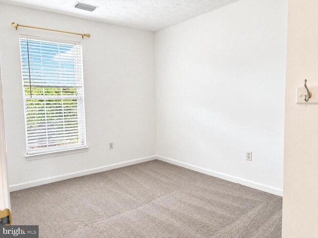 Building Photo - 8720 Thornbrook Dr