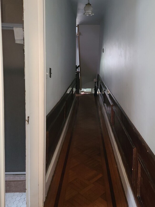 Building Photo - Five Bedroom Townhome with Jacuzzi For Rent!