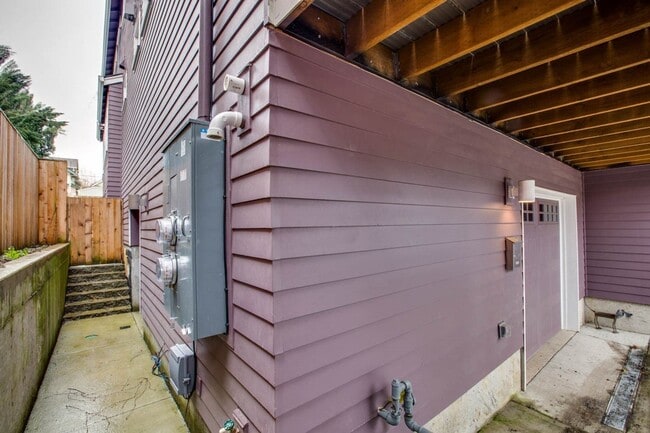 Building Photo - 3605 NE 14th Ave
