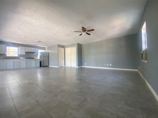 Building Photo - 8220 Glenview Dr