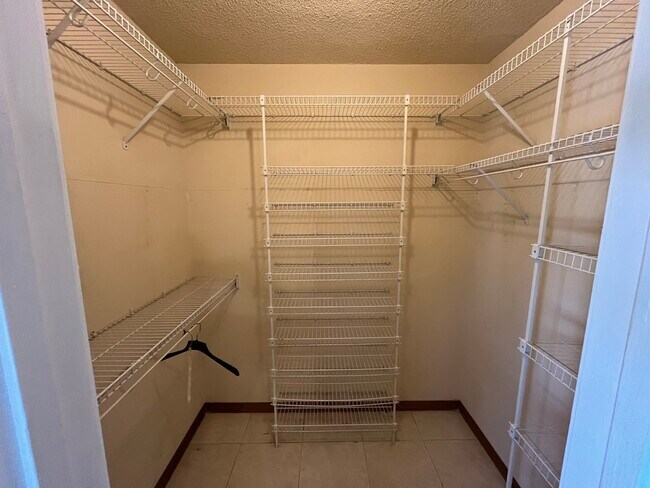 Building Photo - 1423 Mixon Dr
