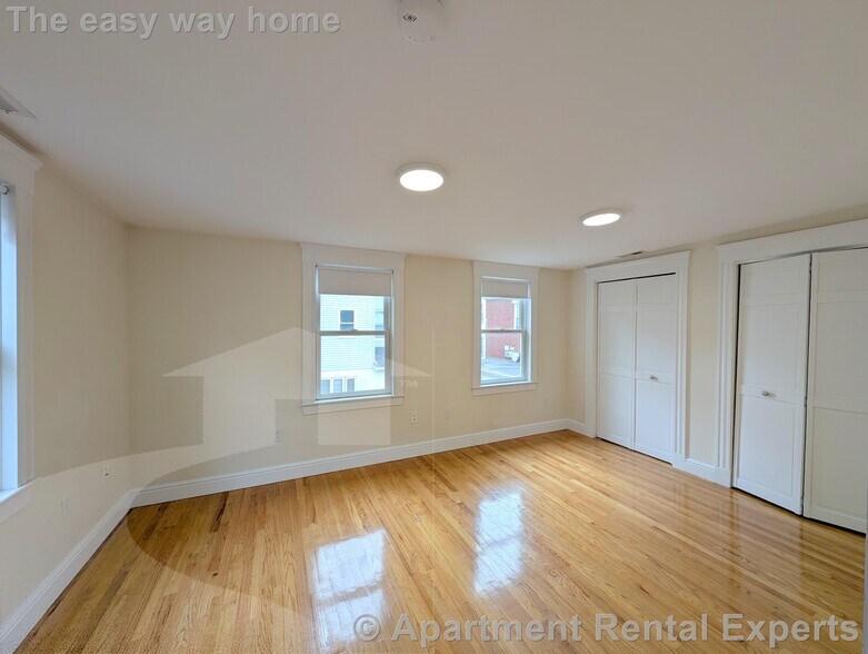 Building Photo - 7-9 Bonner Ave Unit #2