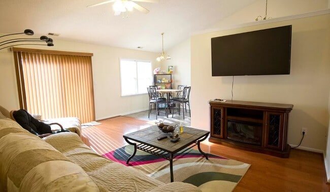 Building Photo - 2410 Bradford St