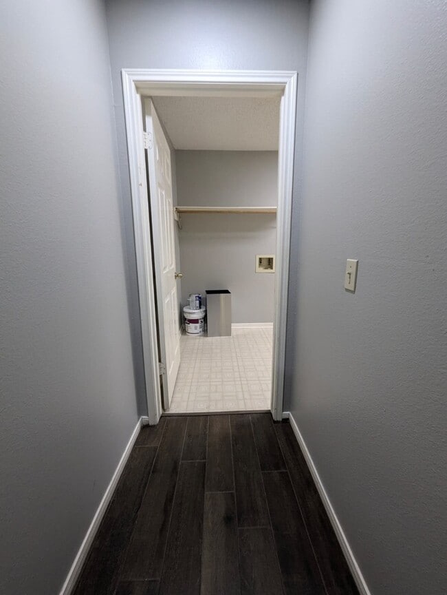 Building Photo - 827 Coral Tree Pl