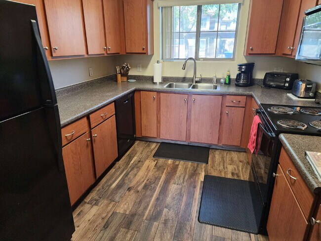 Building Photo - Fully furnished 2 bedroom 2 bathroom unit ...
