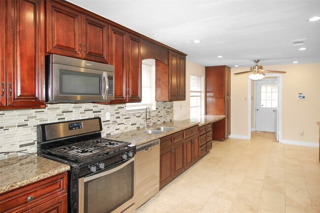 Building Photo - 5738 Willowbend Blvd