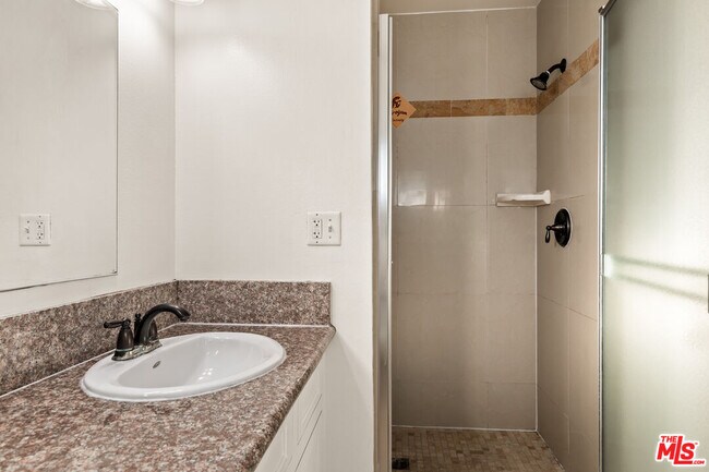 Building Photo - 2667 Menlo Ave