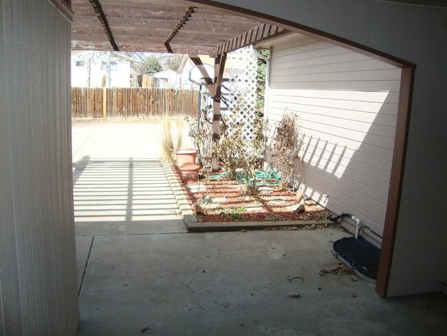 Building Photo - Great 4 bed Duplex