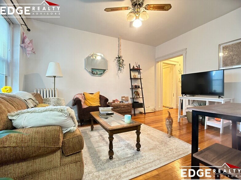 Building Photo - 264 Kelton St