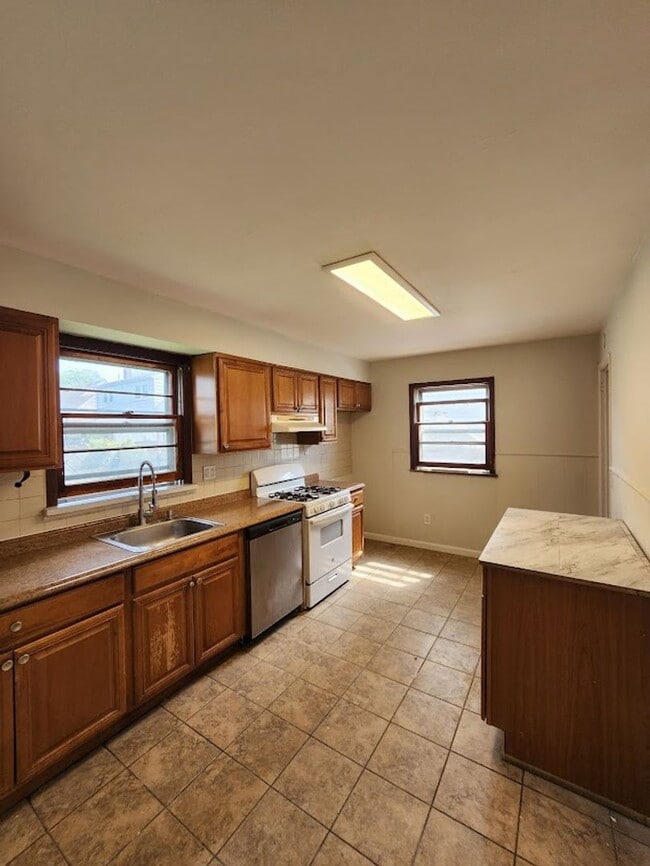 Building Photo - Don't miss the opportunity to rent this be...