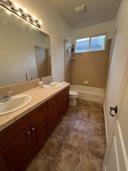 Hall bathroom - 5909 Silveroak Cir