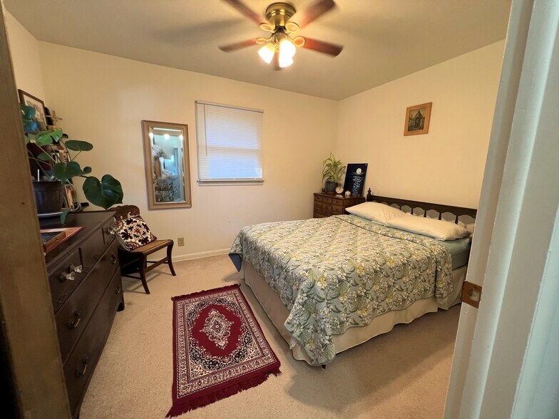 Building Photo - 103 W Oregon St