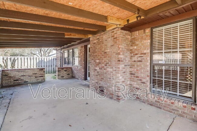 Building Photo - 2135 Baywood Dr