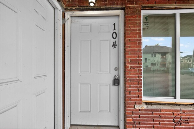 Building Photo - $995 - $1200 - Spacious 1 bedroom Apartments