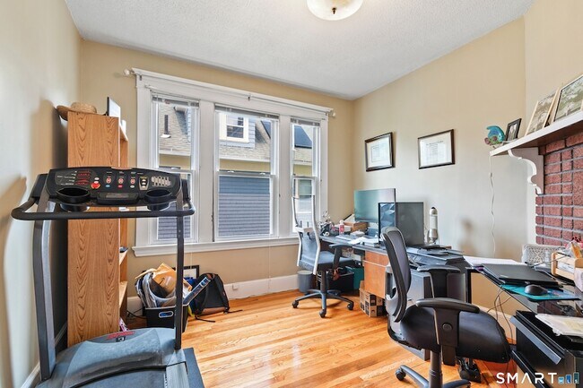 Building Photo - 253 W Elm St