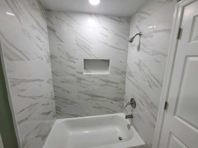Building Photo - 3 Bedroom Townhouse in pigtown
