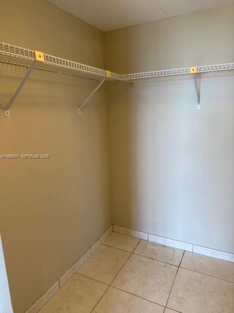 Building Photo - 2555 Collins Ave