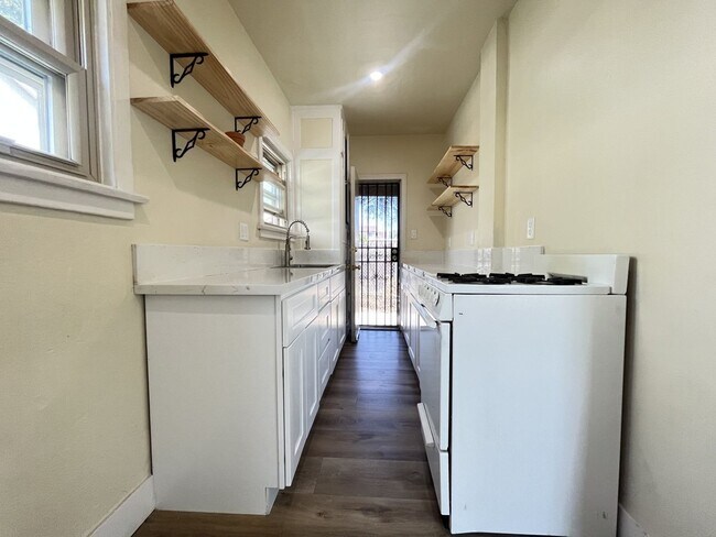 Building Photo - Just Listed! 1B/1B Newly Remodeled Unit