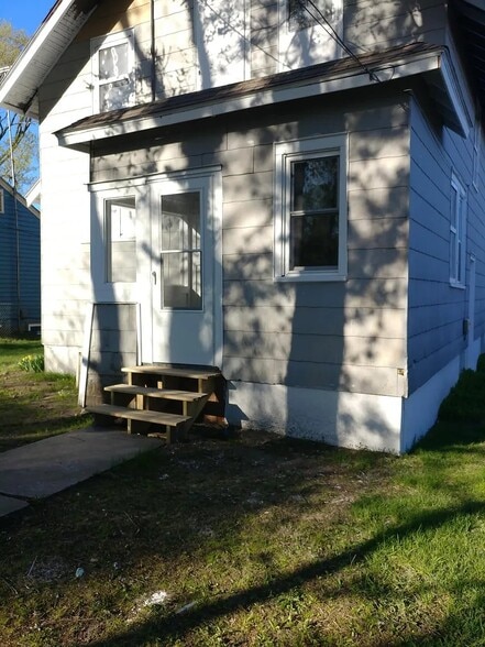 Building Photo - 122 5th Ave SE