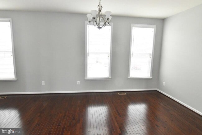 Building Photo - 165 Solara Dr