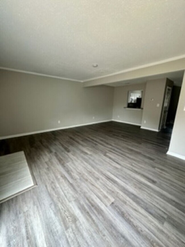 Building Photo - 2 Bedroom Town home in the heart of Virginia Beach