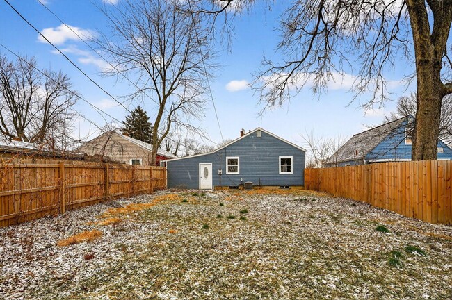 Building Photo - 2699 Pontiac St