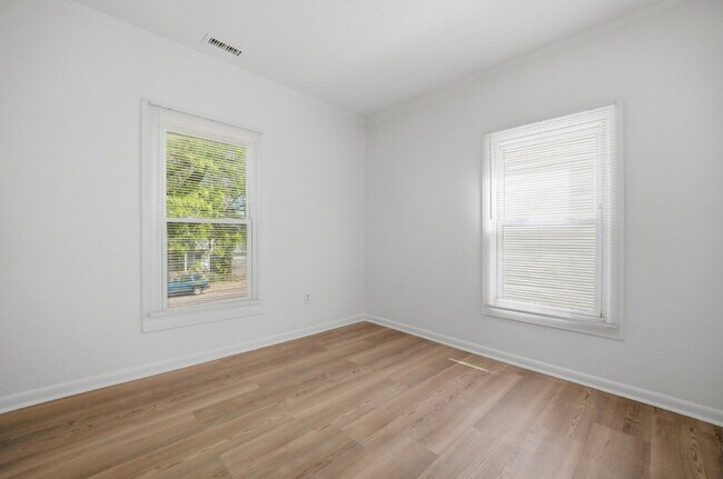 Building Photo - GORGEOUS REMODELED 1 BEDROOM APARTMENT IN HISTORIC PORT NORFOLK!